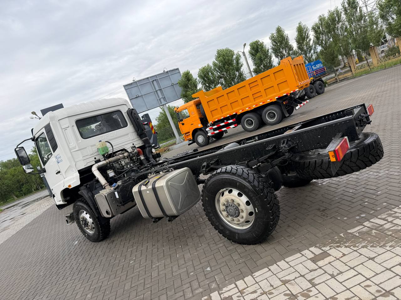 Поступление НОВИНКИ на склад г.Актобе - шасси высокой проходимости 4х4 DONGFENG 2131 c новой кабиной VR