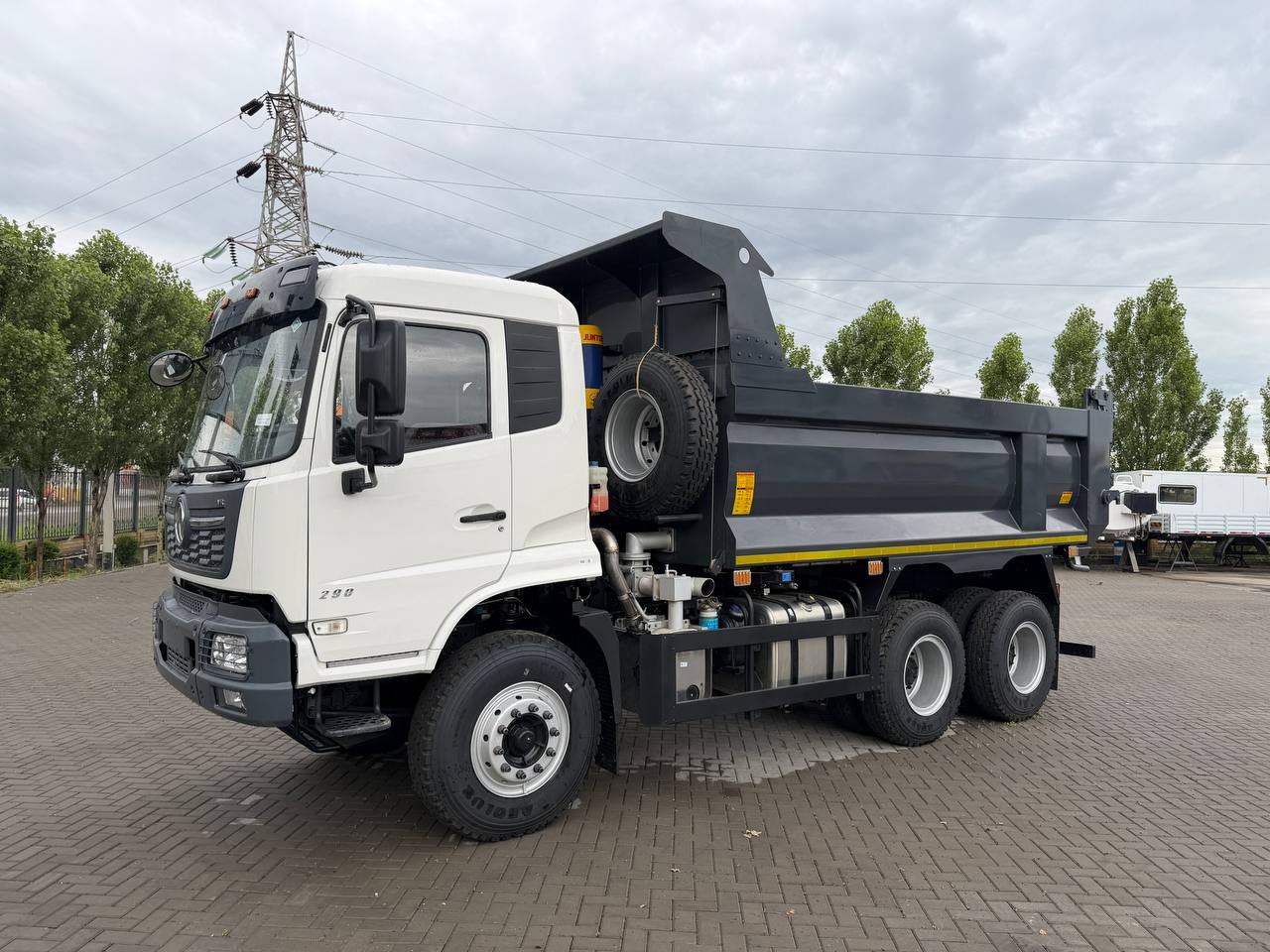 НОВОЕ ПОСТУПЛЕНИЕ САМОСВАЛОВ "DONGFENG" VR 15 тонн