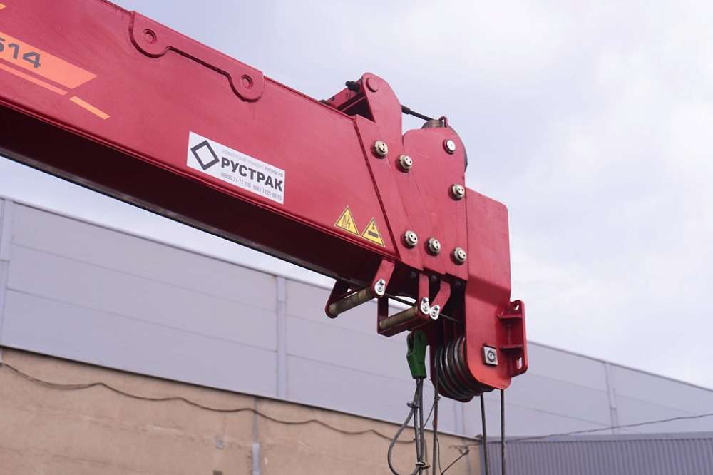 Бортовой автомобиль С120L оснащенный крано-манипуляторной установкой КМУ FG 514