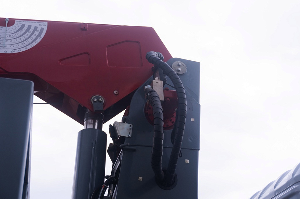 Бортовой автомобиль С120L оснащенный крано-манипуляторной установкой КМУ FG 514