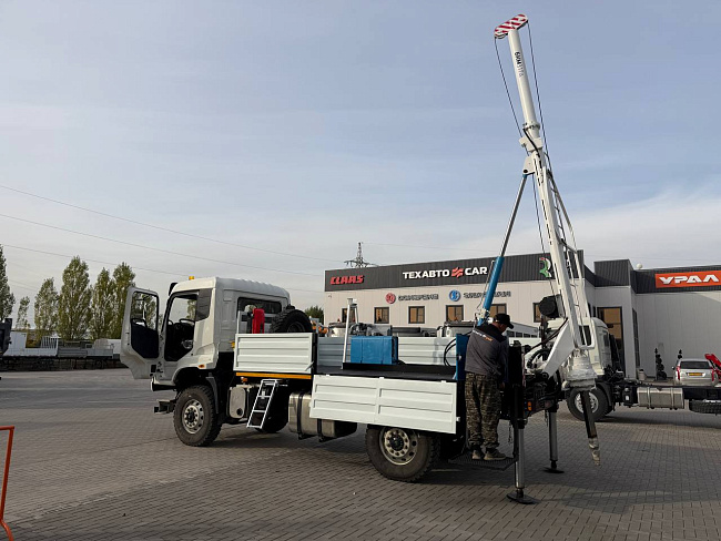 Бурильно-крановая машина DF-3000 на шасси DONFENG 4x4 