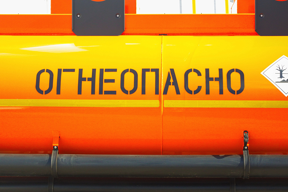 Автотопливозаправщик АТЗ-8 (вместимость 8 куб. м.) на базе DONGFENG C120S