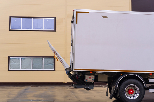 Фургон – рефрижератор на шасси DONGFENG C180LA с ХОУ CARRIER SH850 и ГБ NTLIFT 1.5