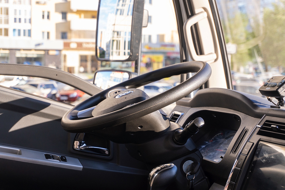 Рефрижератор на шасси DONGFENG C80N с ХОУ CARRIER C680 и ГБ NEU XB10130L