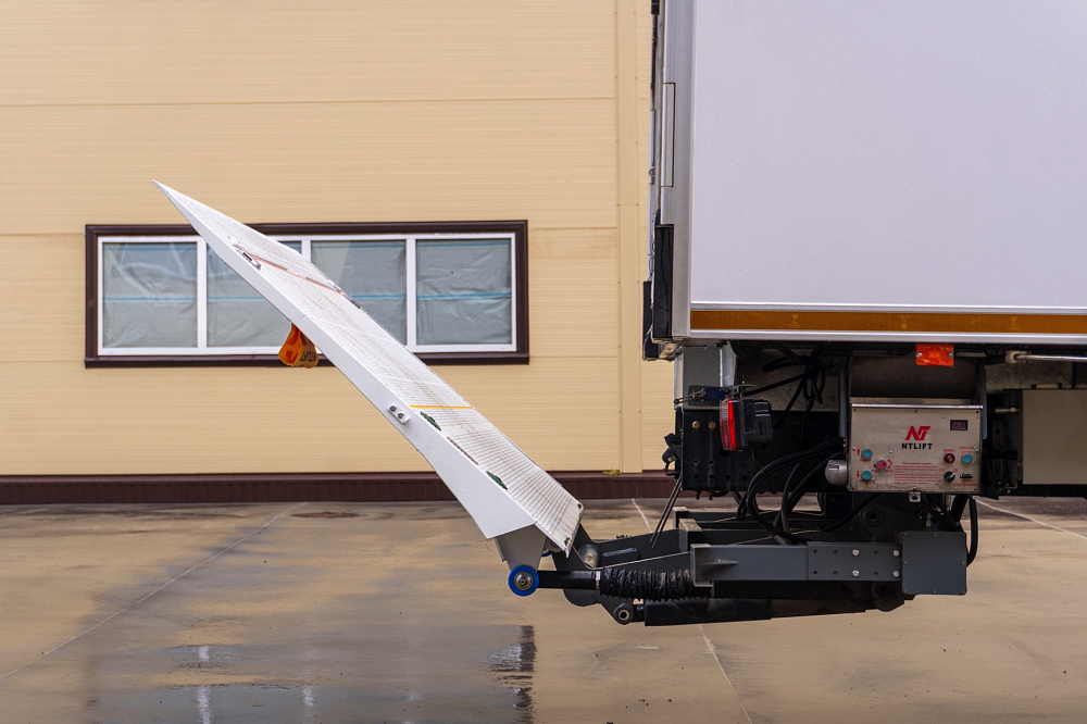 Фургон — рефрижератор на базе DONGFENG C180NA с ХОУ CARRIER SH750 и ГБ NTLIFT 1.5