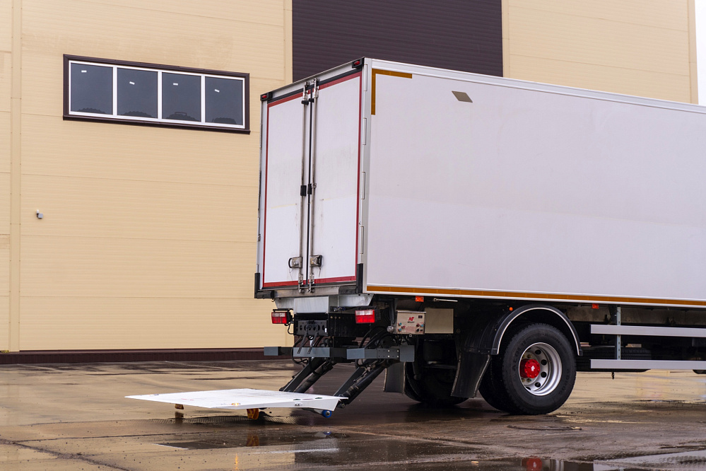 Фургон – рефрижератор на шасси DONGFENG C180LA с ХОУ CARRIER SH850 и ГБ NTLIFT 1.5