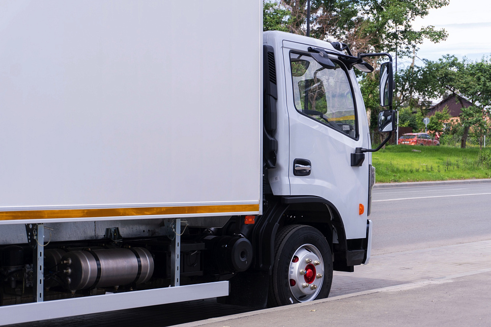 Рефрижератор на шасси DONGFENG C80N с ХОУ CARRIER C680 и ГБ NEU XB10130L