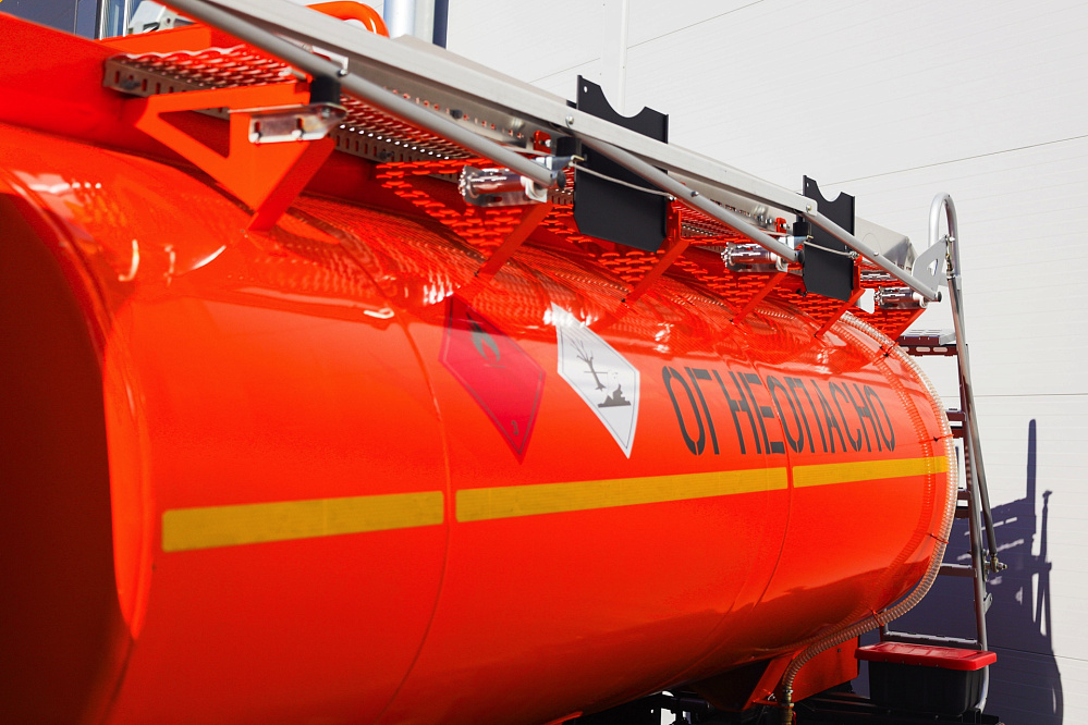 Автотопливозаправщик АТЗ-8 (вместимость 8 куб. м.) на базе DONGFENG C120S