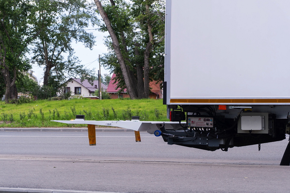 Рефрижератор на шасси DONGFENG C80N с ХОУ CARRIER C680 и ГБ NEU XB10130L