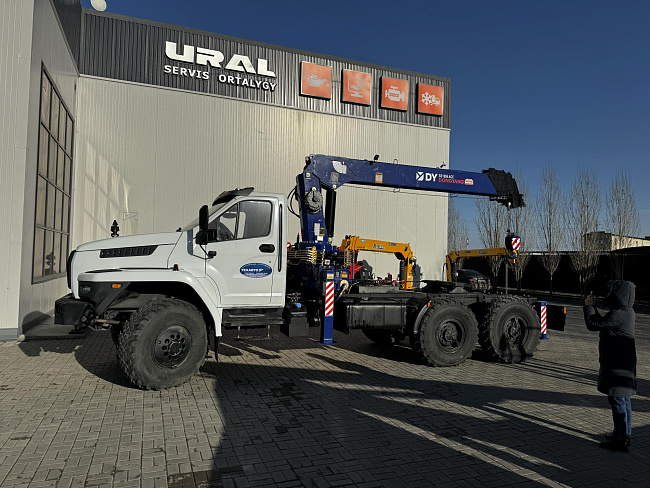 Седельный тягач Урал NEXT 44202-74 с КМУ