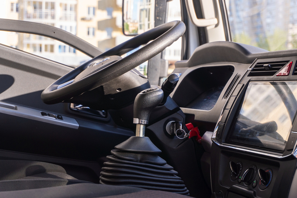 Фургон — рефрижератор на шасси DONGFENG C120N с ХОУ CARRIER C700 и ГБ NEU-XB15130AL