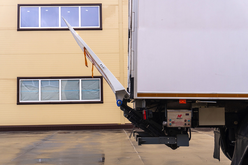 Фургон – рефрижератор на шасси DONGFENG C180LA с ХОУ CARRIER SH850 и ГБ NTLIFT 1.5