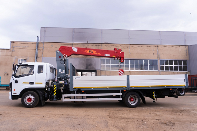 Бортовой автомобиль С120L оснащенный крано-манипуляторной установкой КМУ FG 514