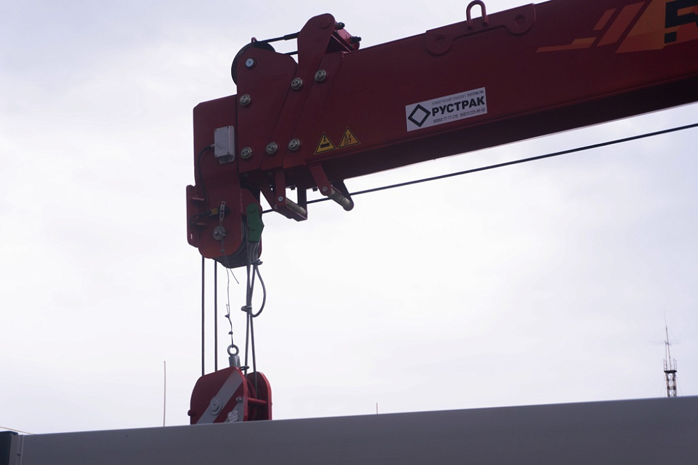 Бортовой автомобиль С120L оснащенный крано-манипуляторной установкой КМУ FG 514