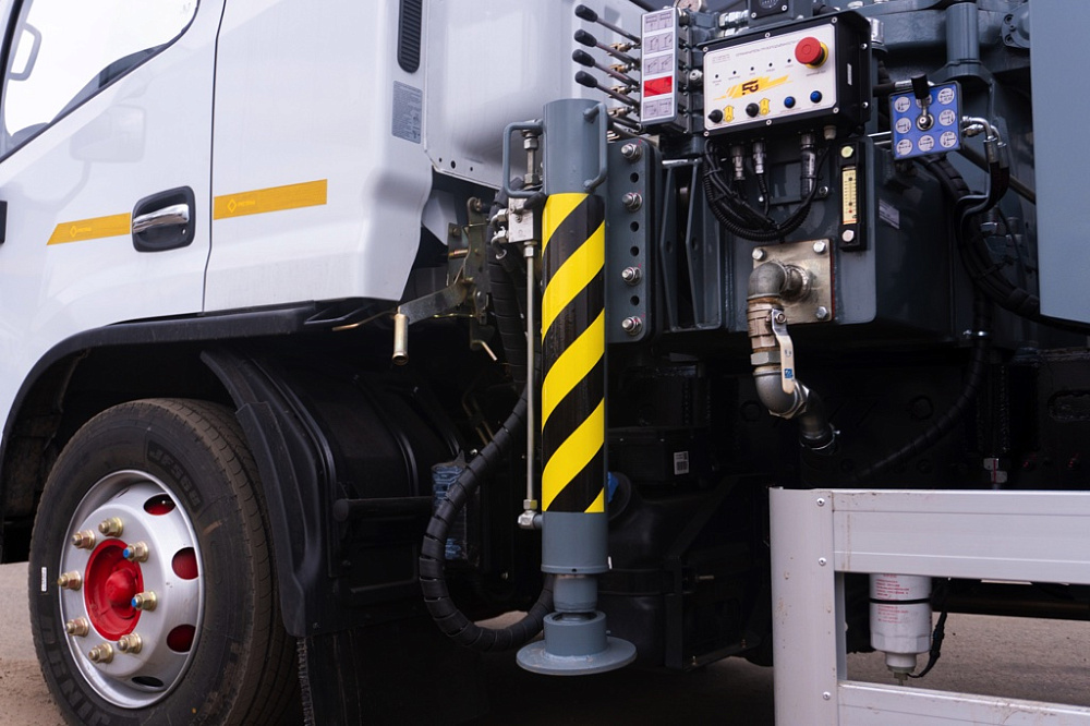 Бортовой автомобиль С120L оснащенный крано-манипуляторной установкой КМУ FG 514