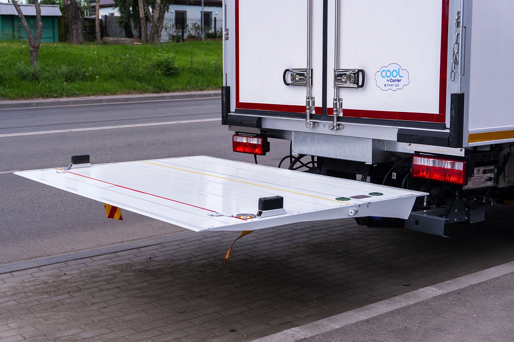Рефрижератор на шасси DONGFENG C80N с ХОУ CARRIER C680 и ГБ NEU XB10130L