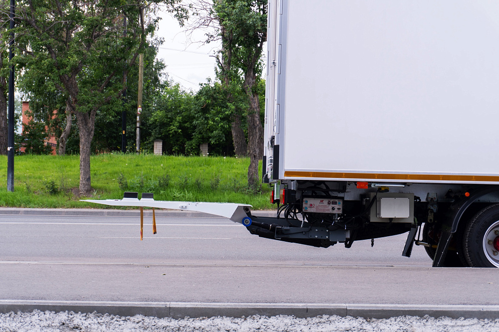 Рефрижератор на шасси DONGFENG C80N с ХОУ CARRIER C680 и ГБ NEU XB10130L