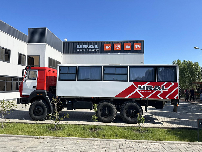 Вахтовый автобус Урал 3255-80 (кабина бескапотного типа) 30 мест