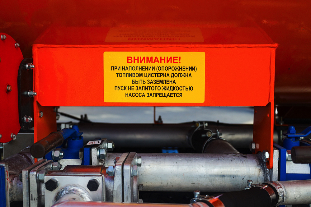 Автотопливозаправщик АТЗ-8 (вместимость 8 куб. м.) на базе DONGFENG C120S