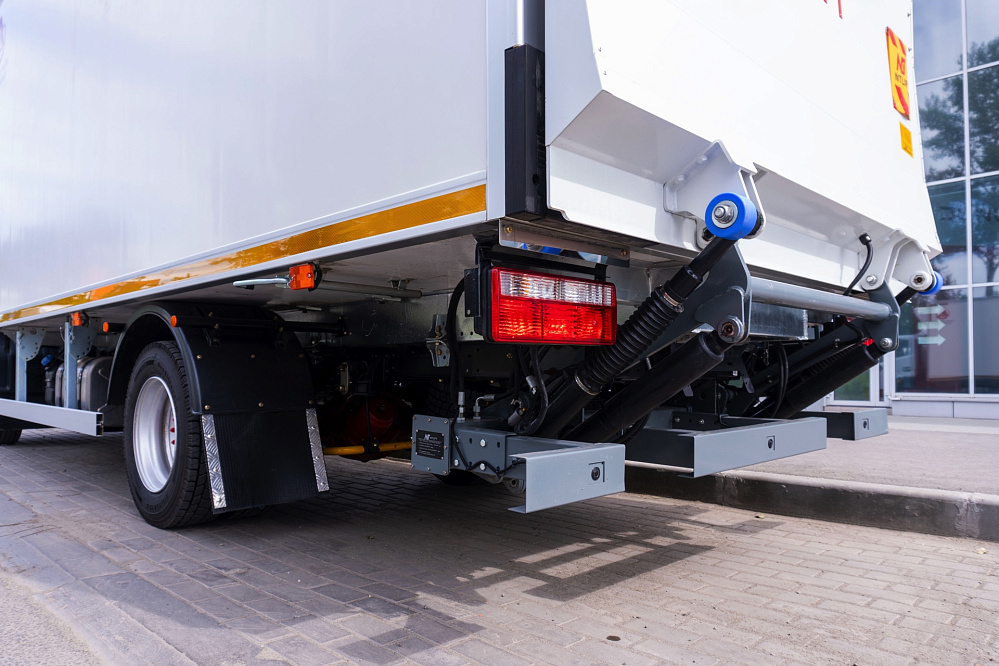 Рефрижератор на шасси DONGFENG C80N с ХОУ CARRIER C680 и ГБ NEU XB10130L