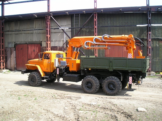 Универсальная бурильная машина УБМ-85 (Урал 4320)