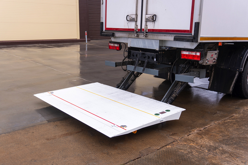 Фургон — рефрижератор на шасси DONGFENG C120М с ХОУ CARRIER C700 и ГБ NEU-XB15130AL