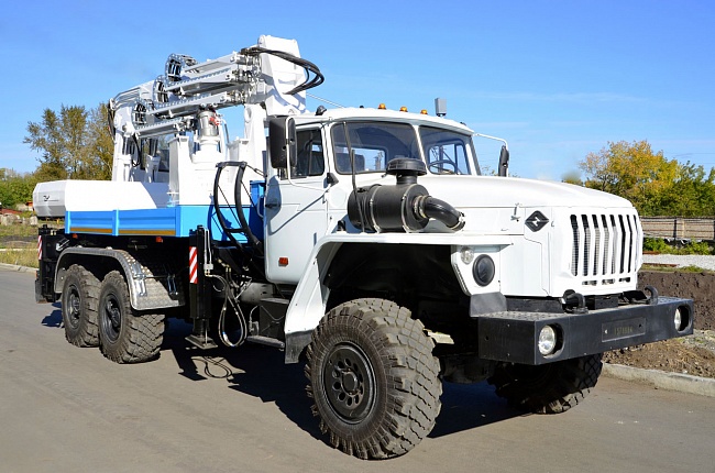 Универсальная бурильная машина УБМ-85-11 (Урал 4320)