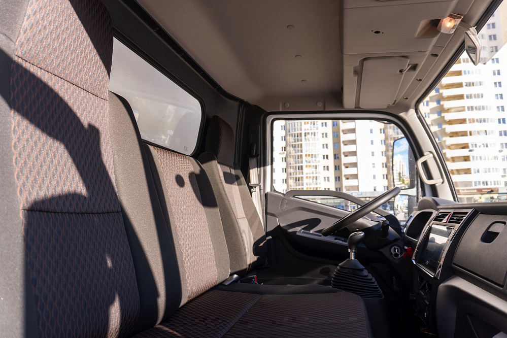 Фургон — рефрижератор на шасси DONGFENG C120N с ХОУ CARRIER C700 и ГБ NEU-XB15130AL