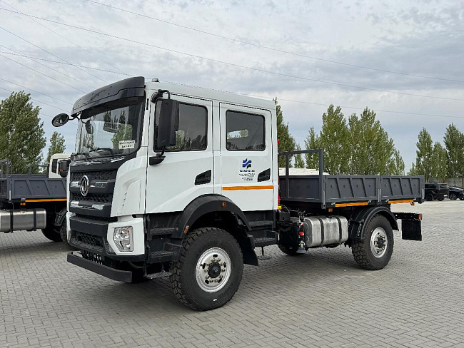 Бортовой автомобиль DONFENG  4х4 кабина 7 мест