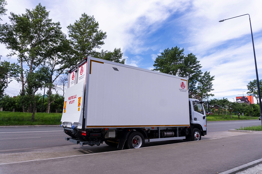 Рефрижератор на шасси DONGFENG C80N с ХОУ CARRIER C680 и ГБ NEU XB10130L
