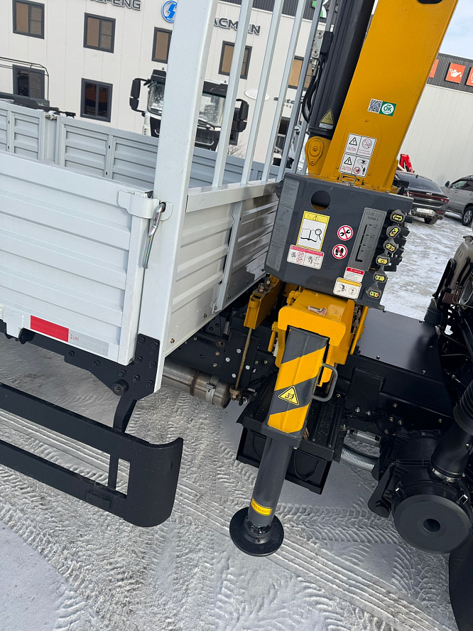 Бортовой автомобиль Dongfeng C120L с КМУ XCMG SQS68-3