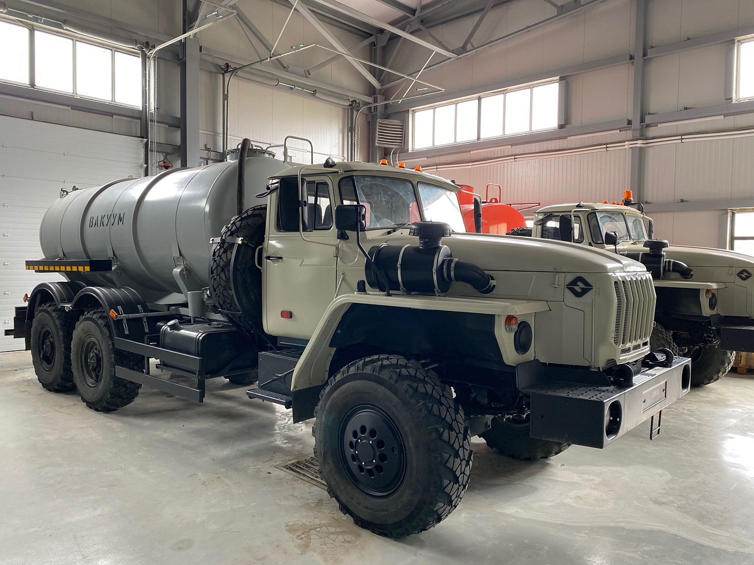 Новое поступление на склад - автоцистерны и вахтовые автобусы на шасси Урал 4320-1951-60Е5