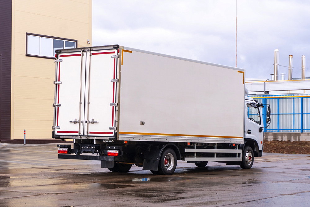 Фургон — рефрижератор на базе DONGFENG C180NA с ХОУ CARRIER SH750 и ГБ NTLIFT 1.5