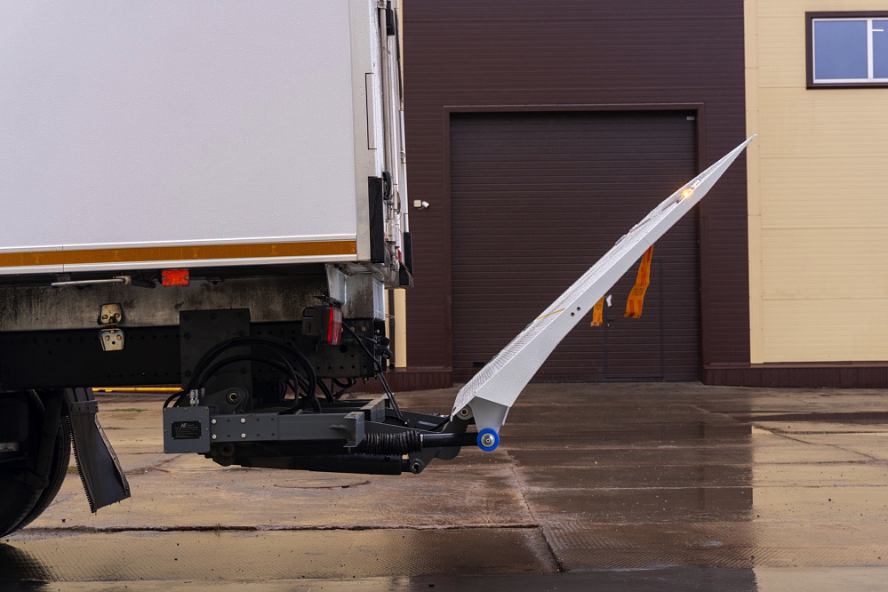 Фургон – рефрижератор на шасси DONGFENG C180LA с ХОУ CARRIER SH850 и ГБ NTLIFT 1.5