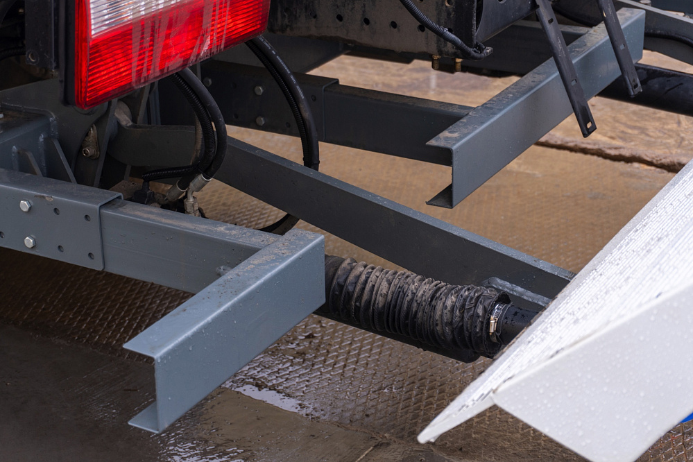 Фургон — рефрижератор на шасси DONGFENG C120М с ХОУ CARRIER C700 и ГБ NEU-XB15130AL