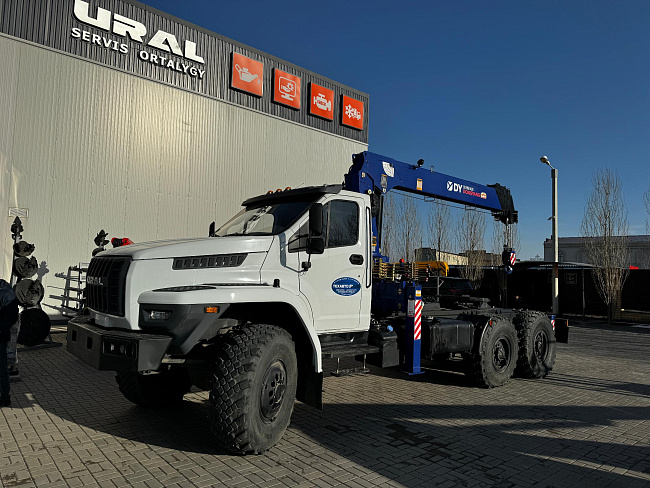 Седельный тягач Урал NEXT 44202-74 с КМУ