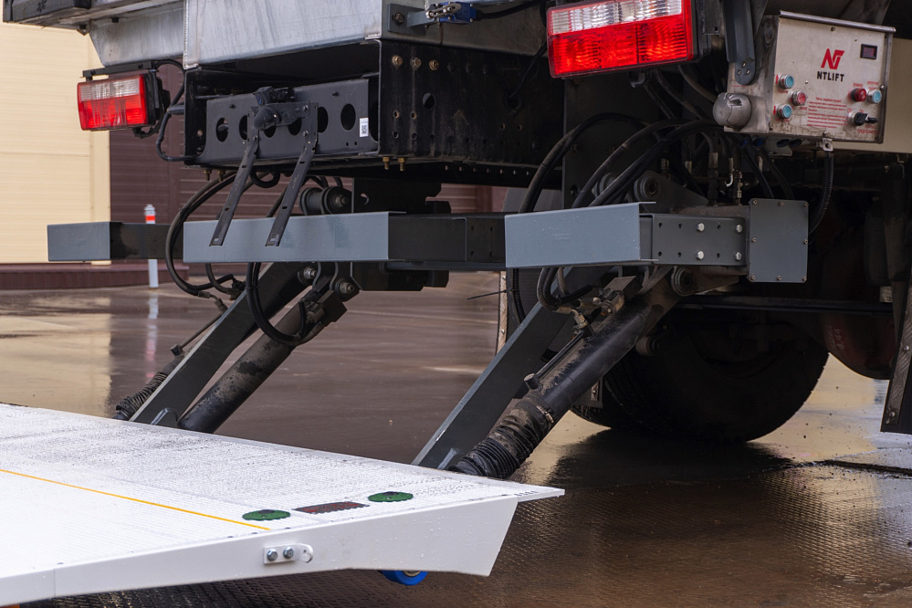 Фургон — рефрижератор на шасси DONGFENG C120М с ХОУ CARRIER C700 и ГБ NEU-XB15130AL