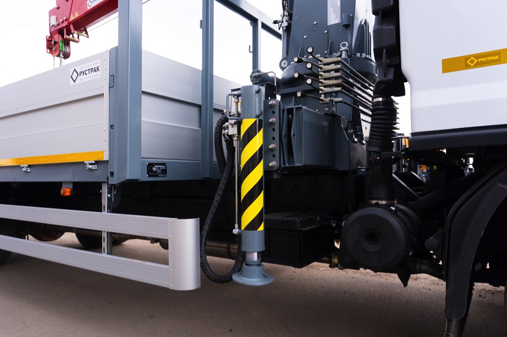 Бортовой автомобиль С120L оснащенный крано-манипуляторной установкой КМУ FG 514