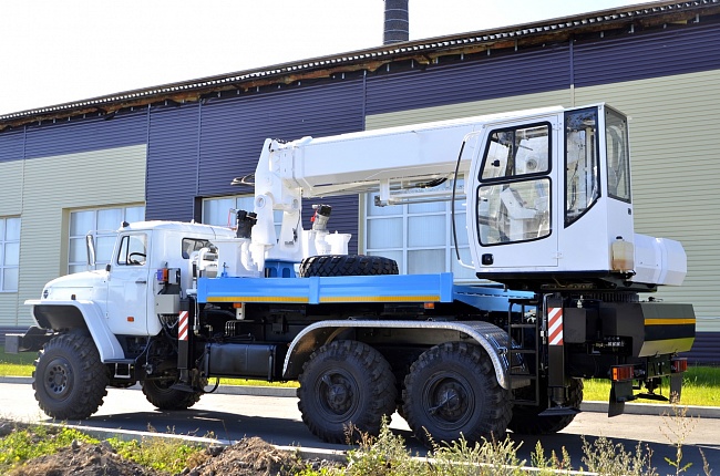 Универсальная бурильная машина УБМ-85-11 (Урал 4320)