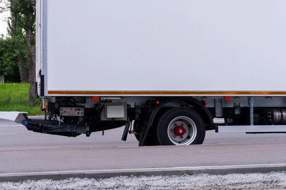 Рефрижератор на шасси DONGFENG C80N с ХОУ CARRIER C680 и ГБ NEU XB10130L