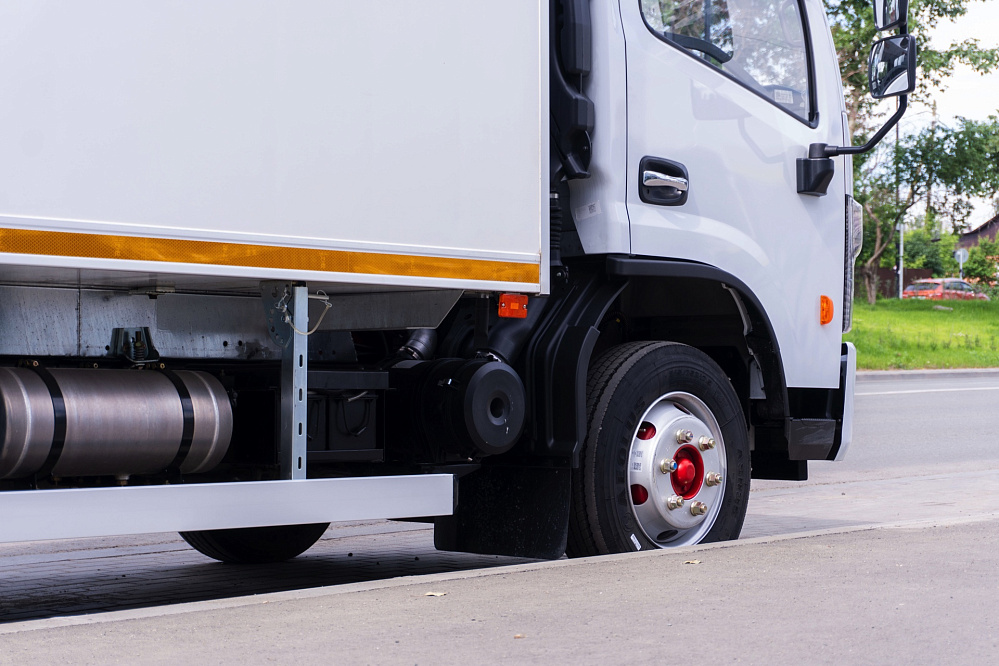 Рефрижератор на шасси DONGFENG C80N с ХОУ CARRIER C680 и ГБ NEU XB10130L