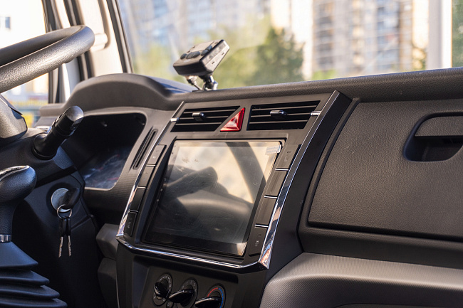 Рефрижератор на шасси DONGFENG C120L с ХОУ CARRIER C750 и ГБ NEU-XB15130AL