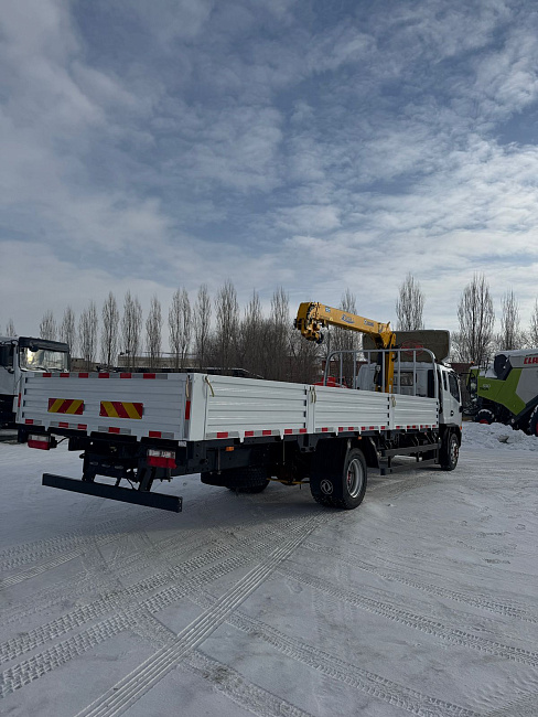 Бортовой автомобиль Dongfeng C120L с КМУ XCMG SQS68-3