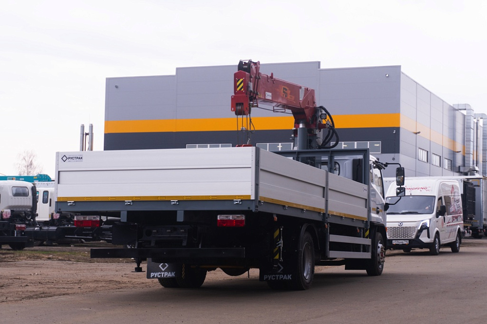 Бортовой автомобиль С120L оснащенный крано-манипуляторной установкой КМУ FG 514