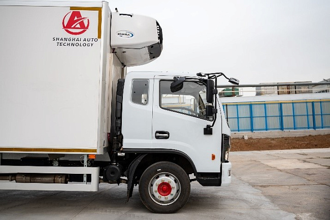 Фургон — рефрижератор на шасси DONGFENG C120N с ХОУ CARRIER C700 и ГБ NEU-XB15130AL