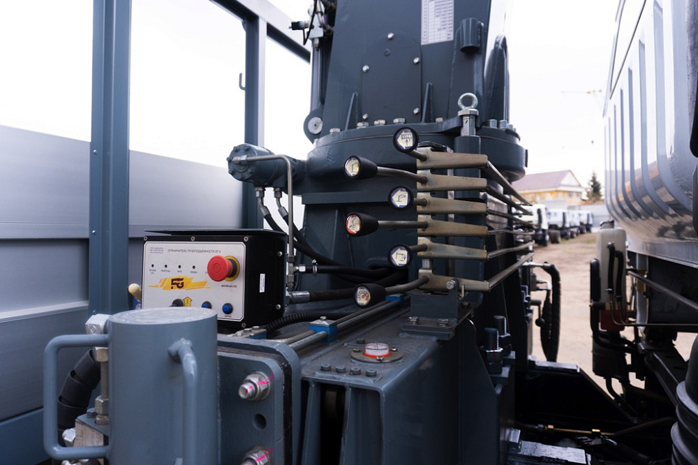 Бортовой автомобиль С120L оснащенный крано-манипуляторной установкой КМУ FG 514