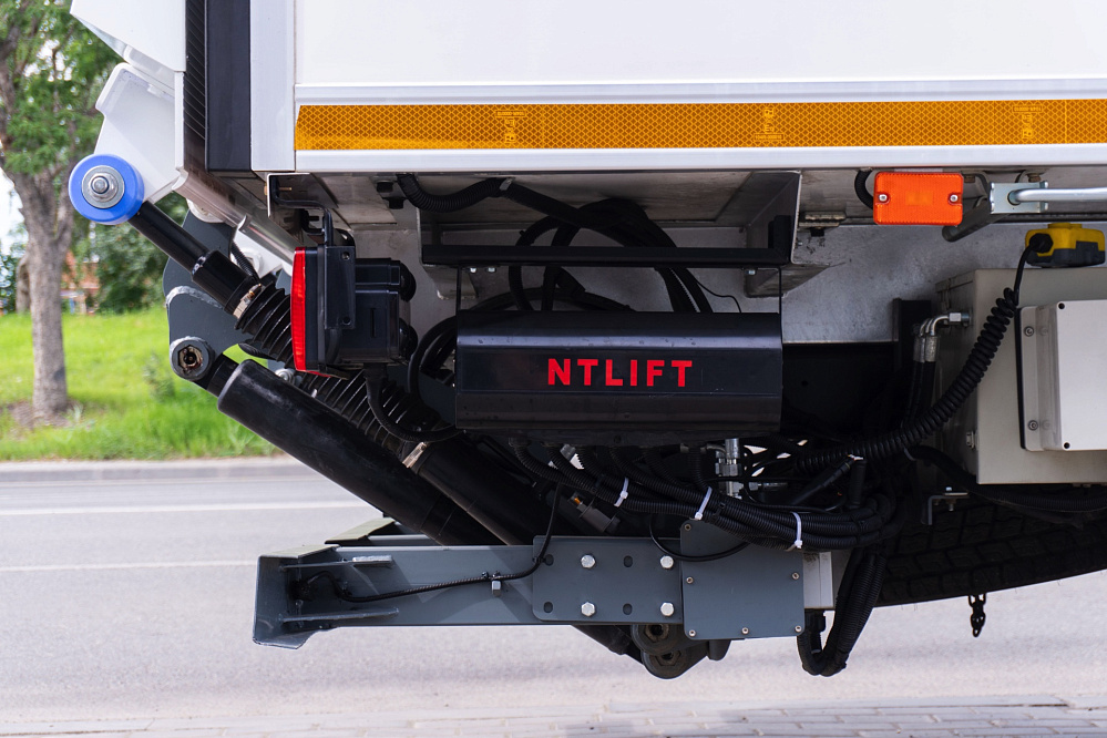 Рефрижератор на шасси DONGFENG C80N с ХОУ CARRIER C680 и ГБ NEU XB10130L