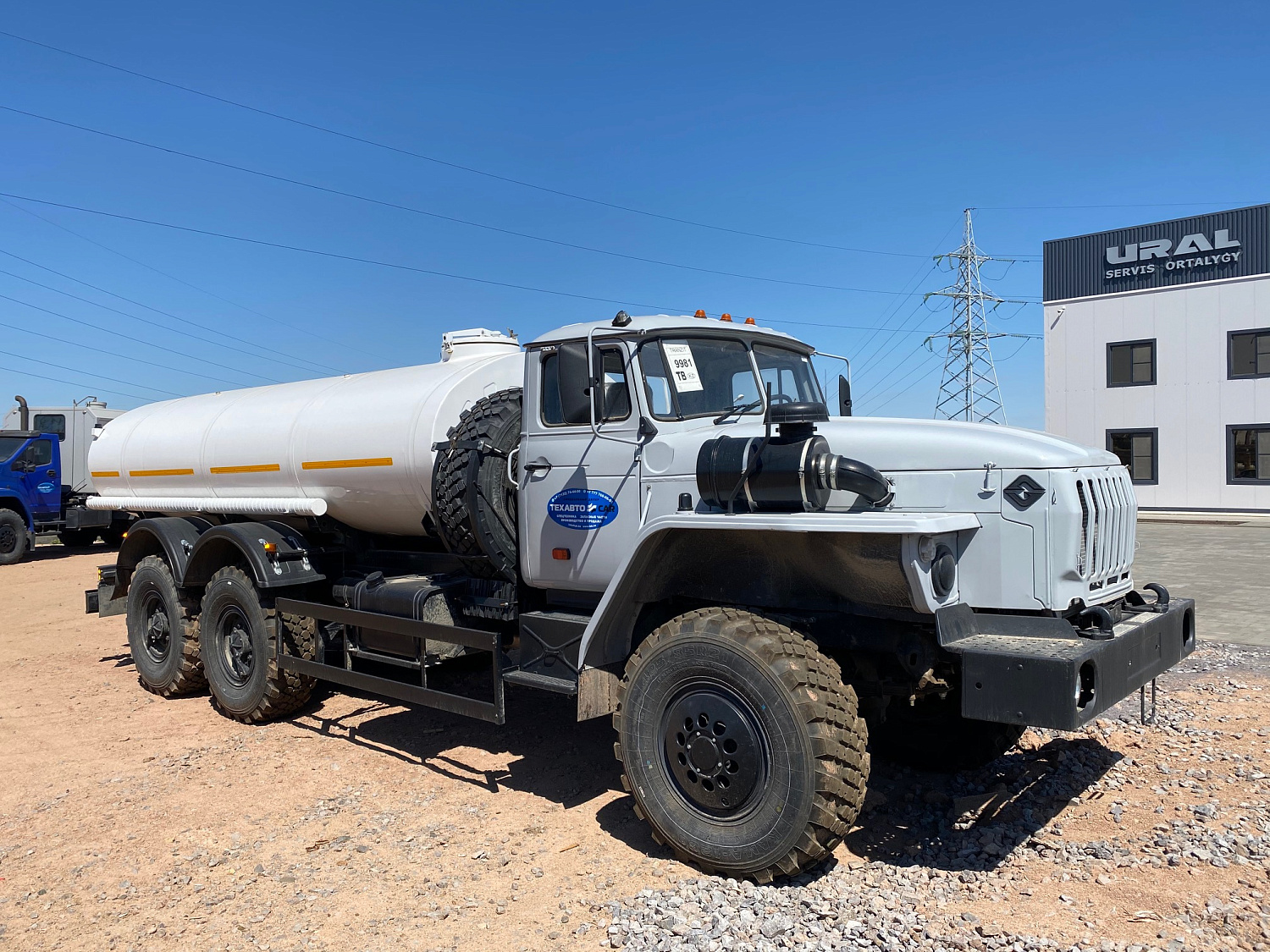 Новое поступление на склад - автоцистерны и вахтовые автобусы на шасси Урал 4320-1951-60Е5
