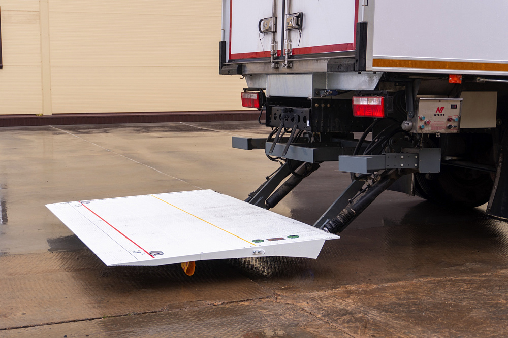 Фургон — рефрижератор на шасси DONGFENG C120М с ХОУ CARRIER C700 и ГБ NEU-XB15130AL