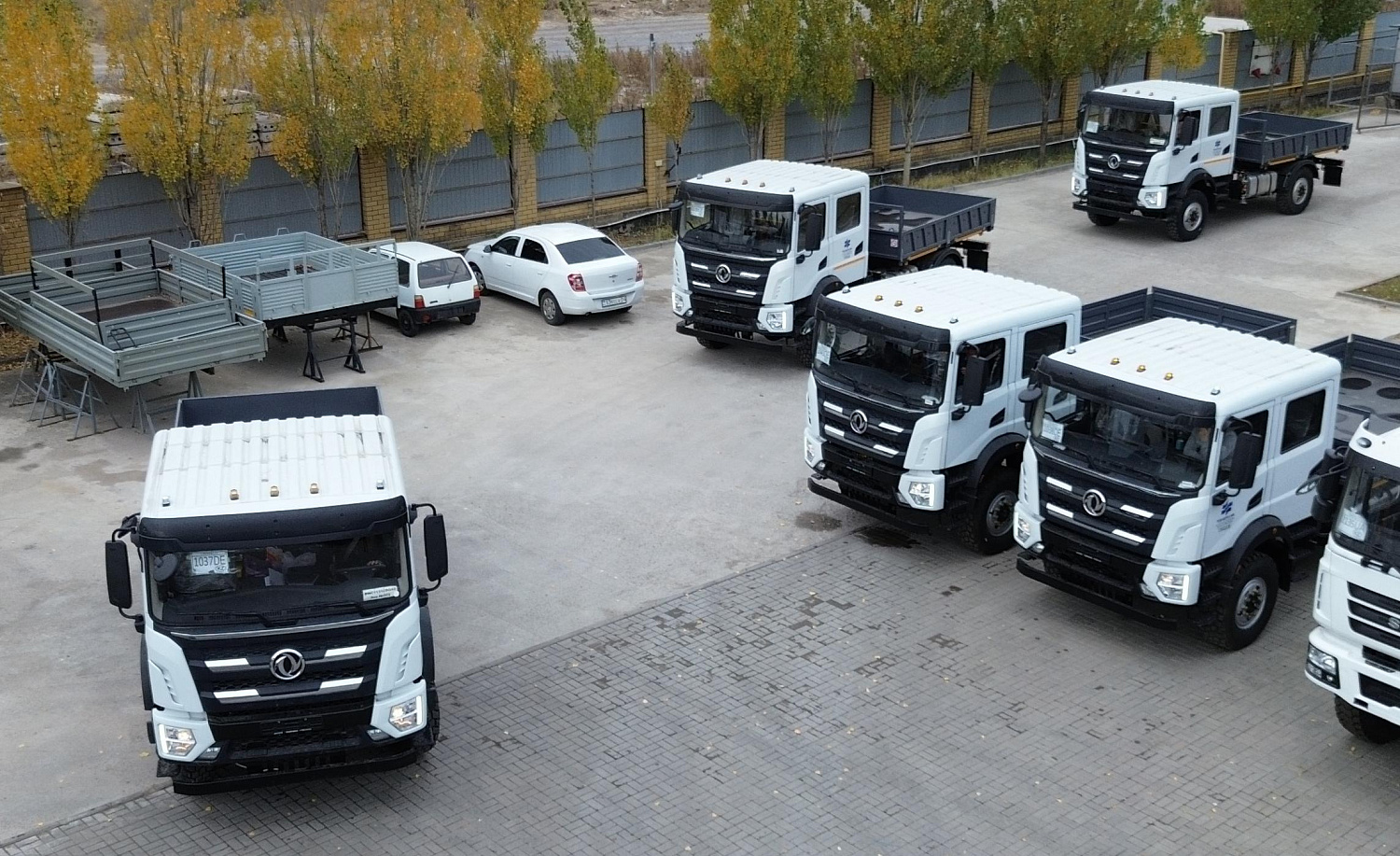 ТехАвтоКар отгрузил партию бортовых автомобилей DONGFENG 4×4 с КМУ Fassi M15